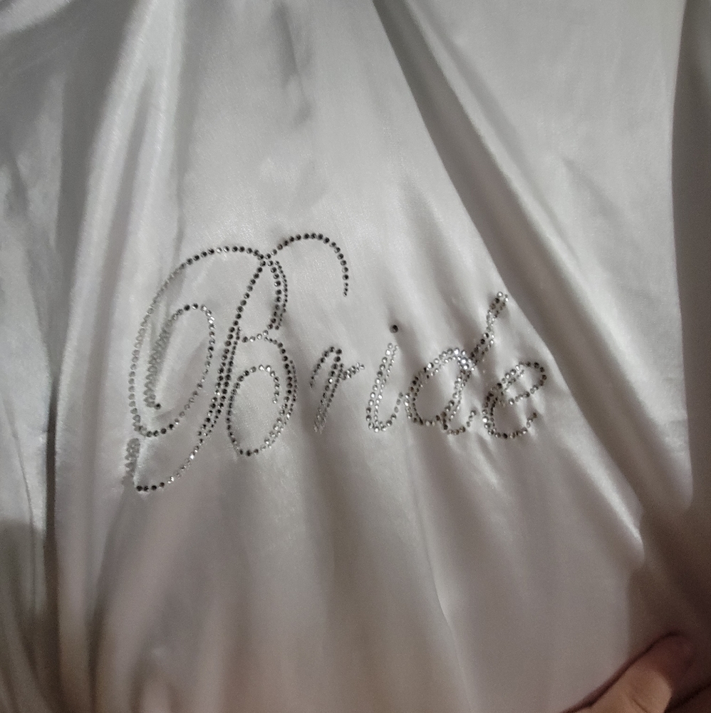 White Bridge Robe - Picture 3 of 3